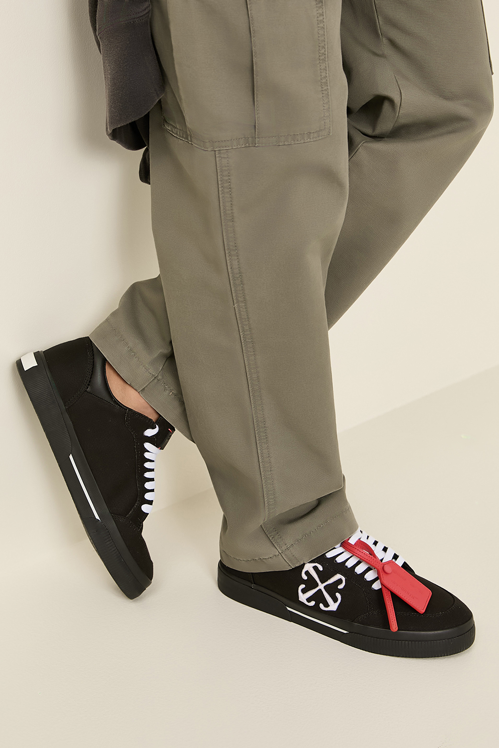 תמונת כל הלוק של נעלי סניקרס OFF WHITE